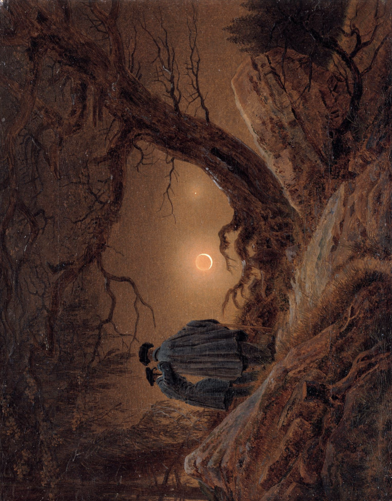 Zwei Figuren in Umhängen stehen in einem dunklen Wald und blicken auf Sichelmond und Stern.